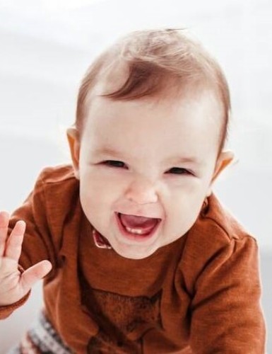 happy-child-orange-sweater-plays-with-feather-floor (1) (3) happy-child-orange-sweater-plays-with-feather-floor (1) (3)